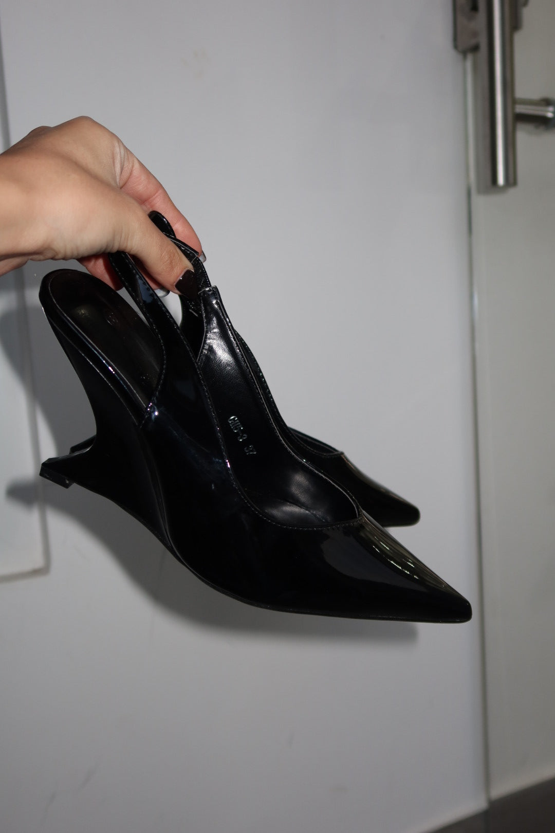Décolleté fango e nero lucido