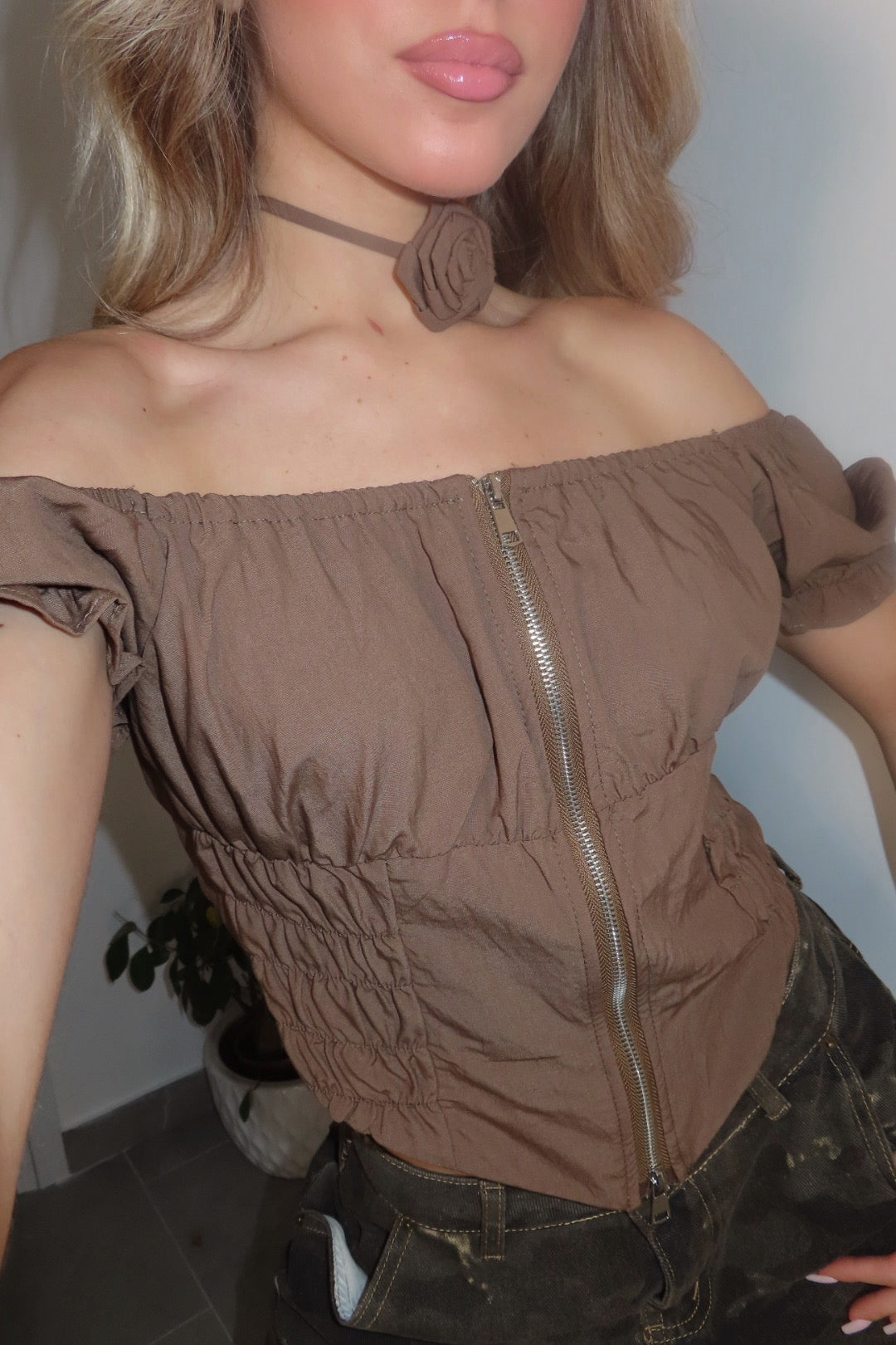 Top Leonie Marrone con chocker
